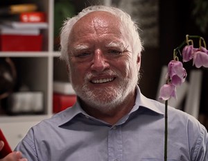 活在表情包里的假笑老爷爷又接广告啦