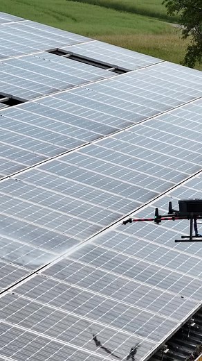 So funktioniert die Reinigung aus der Luft!💡✅ #reinigungsdrohne Die M350RTK trägt eine Reinigungslanze mit einem Schlauch, der mit jedem Hochdruckreiniger kompatibel ist. Zwei Akkus sorgen für bis zu 55 Minuten Flugzeit. Die Drohne zieht den Schlauch nach oben und übernimmt so das Trägersystem für die Reinigung.🙌 #djimatrice350rtk Die M350 ist ein bewährtes Modell, das jetzt auch bei der Drohnenreinigung überzeugt! Du willst mehr erfahren, meld dich bei uns!☺️ #copterpro | Copterpro