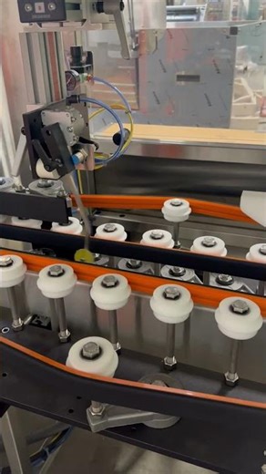 From a pile of jars to perfectly oriented in seconds 🍯