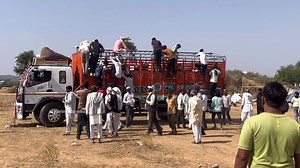 2M views · 19K reactions | एक ट्रक के पीछे पूरा मेला दस मिनिट में बिक गया पूरा ट्रक #खलखानीमातामेला | Exploring Rajasthan | Facebook