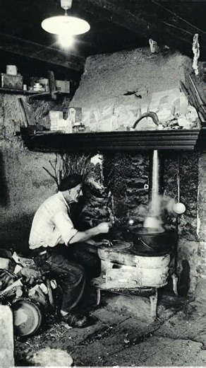 Préparation du repas dans la cabane du berger en 1950 d'après une carte postale animée par IA