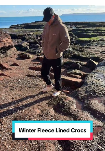 Crocs Classic Lined Clog These are the Crocs everyone is going mad for. Same iconic Crocs comfort… but with that super soft, warm fleece lining inside to keep your feet cosy all day. Lightweight, cushioned and unbelievably comfy, they’re perfect for school runs, work, around the house, popping to the shops or all-day wear. The back strap gives you that secure fit, and the classic Crocs design means they’re easy to slip on and off while still looking clean and stylish. If you want warm, comfy, ev