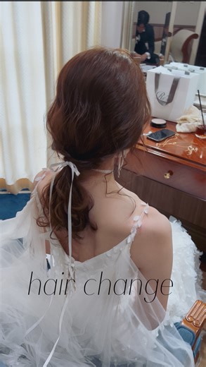 Himawari｜花嫁ヘアメイク 全国出張OK on Instagram: "【結婚式持ち込み美容】 今回も私の担当する花嫁様で人気の 披露宴入場前のヘアーチェンジの様子です💁🏻‍♀️💞 大人綺麗目なスタイルでの挙式！ そこからフェミニンさを全開にしたスタイルチェンジ💫 顔周りをパーマ風にくるくる巻いて リボンをチョーカーの様に後ろの髪と合わせて 結びました🎀 大人のお洒落可愛いスタイルの完成です✨ \宴前チェンジ是非皆様も参考にしてみてください♡/ __________________________________ 結婚式持ち込み美容 \来年度9月までご予約可能です！✨/ 詳しいスケジュールはハイライトの 【結婚式予約】を一度ご確認下さい🙇🏻‍♀️ 花嫁を経験した私が こだわりたい花嫁様に寄り添います👰🏻‍♀️✨ DMにてお気軽にお問い合わせください💌 (見積りからご案内いたします) ↓ @_himawari_wedding ________________________________ #持ち込みヘアメイク #結婚式ヘアメイク #プレ花嫁 #ヘアメイク動画 