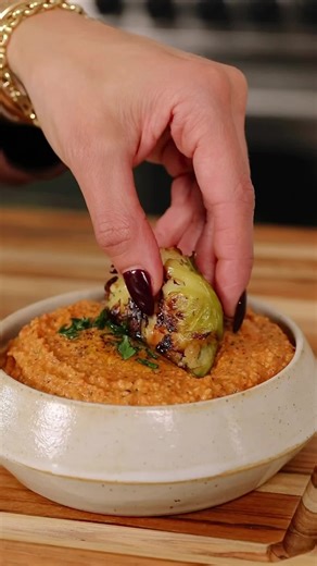 Made from roasted red peppers and flavorful tomatoes, my 5-Minute Healthy Romesco Sauce perfect way to liven up fresh vegetables, warm pita bread, chicken and SO MUCH MORE 🤤 | Kalejunkie