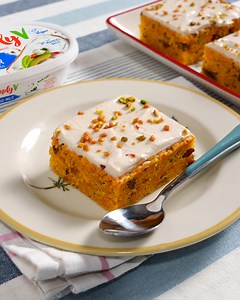 71K views · 2.4K reactions | Prajitura cu morcovi de post, un desert fara niciun ingredient de origine animala, usor de preparat si foarte gustos. Prajitura este foarte pufoasa si usor umeda, iar glazura e fina si foarte gustoasa. La nevoie o puteti transforma si intr-un tort perfect pentru orice ocazie speciala. | JamilaCuisine | Facebook