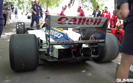 塞巴斯蒂安·维特尔驾驶奈杰尔·曼塞尔他的旧1992年威廉姆斯F1 FW14B