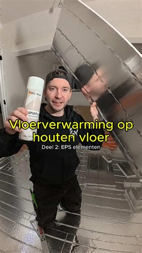 Vloerverwarming op een houten vloer? 🪵🔥 Zo pak je het aan! In Deel 2 van deze serie laat ik je zien hoe je de EPS-elementen legt voor een droogbouwsysteem. Waarom droogbouw? Omdat dit perfect werkt op een houten ondervloer! De stappen: 1️⃣ Randisolatie plaatsen (onmisbaar voor het uitzetten van de vloer). 2️⃣ EPS-elementen uitleggen in verband voor extra stabiliteit. 3️⃣ Vastlijmen met spuitlijm (beide kanten!) voor een muurvast resultaat. 4️⃣ Op maat snijden met een simpel Stanley-mes. Zorg d