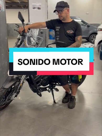 🔥 ¿Cómo suena la nueva Cyclone RX1 PRO 2025? 🔥 En este vídeo te enseñamos cómo arranca esta bestia de 125cc y cómo suena su motor preparado para ciudad y aventura. La Cyclone RX1 PRO es una de las motos 125cc tipo trail más esperadas del año. Diseñada para quienes quieren una moto urbana pero no se conforman con lo típico. Aquí tienes potencia, estilo y actitud. ✅ Motor 125cc 15CV → ¿Lo mejor? La puedes conducir con carnet de coche (B). ✅ Diseño Trail Adventure → Agresiva, robusta y lista para