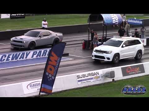 Dodge Challenger Hellcat Redeye vs Jeep Trackhawk Drag Race