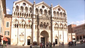 A video tour of the Renaissance city of Ferrara, Italy, including the Palazzo Schifanoia, renowned for its fabulous 15thC frescoes. We also admire the 14thC Castello Estense Ferrara and its moat and the magnificent cathedral façade with its sculpted images described as an illustrated Bible. Find out more: http://www.gobarging.com/cruises-in-italy | European Waterways