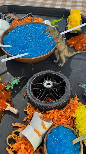 A squishy, slimy, sensory dream — our mixed wet tray was filled with tapioca pearls, rice noodles, wavy pasta and jelly cubes for the ultimate scoop, pour, squish and mix fun! 💦 PVC pipes, wheels, dinosaurs and construction vehicles turned this tray into a busy construction site with a prehistoric twist! Would your little one dive right in? 💛 #MessyPlay #SensoryPlay #DinoPlay #ConstructionFun #MessyPlayhouseCo #PlayBasedLearning #LittleExplorers #TactilePlay #WetPlay | Messy Playhouse Co