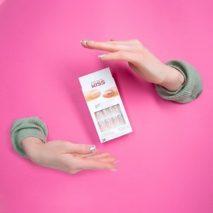 The perfect mani is all we need! 💗 Die Gel Fantasy Nails in "Fanciful" sind der perfekte Mix aus Nude Nails und der extra Portion Glitzer! Was ist deine Lieblingsfarbe für perfekte Nails? #KISSnails #nudenails #manicure | KISS Products DE