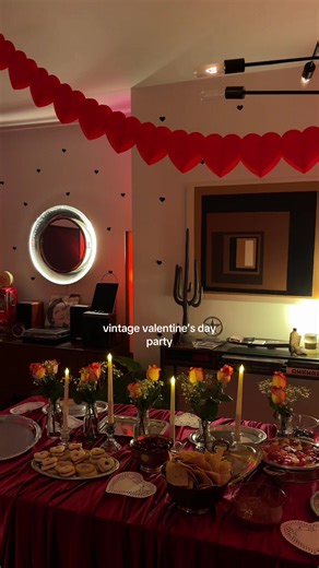 valentine’s day just feels right to be vintage #valentinesdaydecor #vintagevalentine #home #valentinesdayparty #hosting