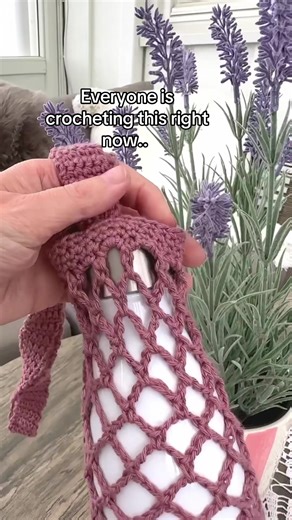 You don’t need this. But once you make it… you’ll wonder how you lived without it . A crocheted bottle holder is actually very handy! Go make your self one! #crochetidea #crochettutorial #crochetbag