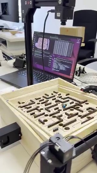AI robot beats humans at labyrinth board game! ♟️Last week I visited Raffaello D'Andrea lab at @ETH Zurich and I was super impressed with all the cool stuff they are cooking there.For example, this is CyberRunner.CyberRunner is an autonomous system that learns to play the labyrinth marble game through experience and beats the best human players.The game is easy, just steer a marble from start to finish without falling into holes using two knobs that tilt the board. Requires fine motor skills and
