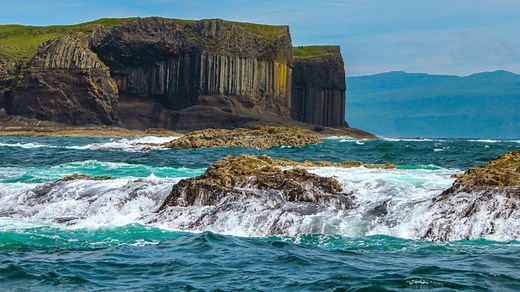 Peștera unică în lume care seamănă cu o catedrală în interior: E pe o insulă nelocuită din Europa, unde turiștii merg special să o vadă