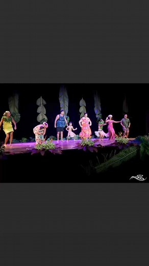 8.5K views · 82 reactions | ✨朗 La danse comme, la chanson est une histoire de famille ❤️ ⏭️ Ces quelques clichés ont étaient réalisés le soir de notre Gala. #famille #oritahitidancer #moeataoritahiti #moeatalaughlin #gabilou #tahiti #pourtoi #transmission #Culture #amour | Moeata Ori Tahiti | Facebook