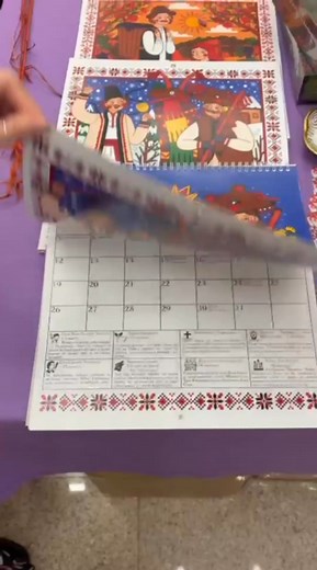 Un an întreg de sărbători și obiceiuri românești, adunate într-un singur loc. File de An 2026 te poartă prin fiecare lună a anului — de la colindele lui Gerar până la focurile lui Sâmedru — cu povești, datini și tradiții care dau rost fiecărui anotimp. Creat și tipărit în România, cu grijă pentru detaliu și frumusețea lucrurilor făcute cu suflet. 💸 Preț special de lansare: 79 lei 📦 10% reducere la 2 bucăți 🎁 15% reducere la 3 sau mai multe Un cadou autentic, plin de poveste și lumină. | Taroo