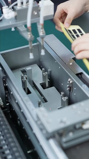 Can a label feeder do more than just peel off labels?#automationequipment #label #factory #automation #mechanical #equipment