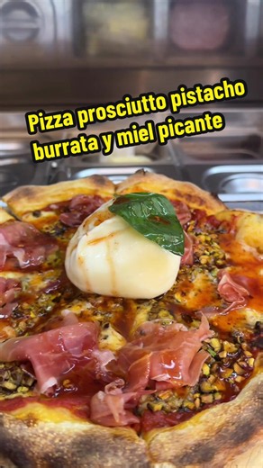 Pizza prosciutto pistacho burrata y miel picante — receta rápida