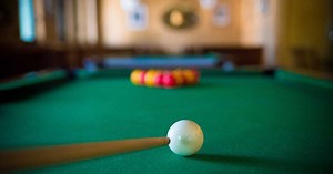 Quel est l’impact de la rotation de la Terre sur la bille de billard ?