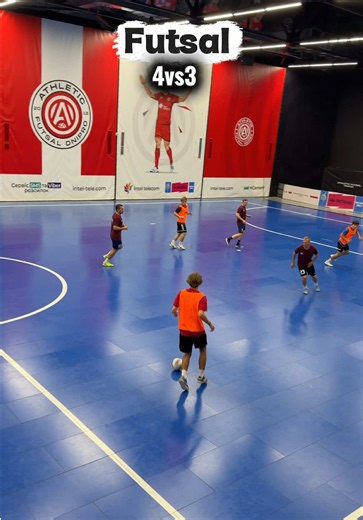 Menina comemorando vitória no futsal 2015
