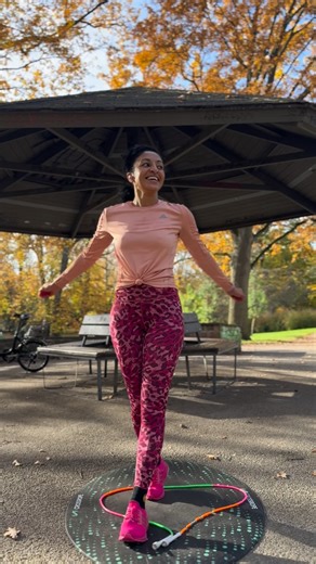 Gloria | Jump Rope ⚡️ on Instagram: "Experimenting a bit with the inverse toad and of course including a turn! Short combo but spicy! 🌶️"