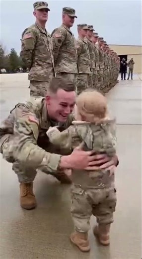 Tiny Soldier Finds His Daddy—Sweet Moment where is daddy Melts Hearts in Army Line 😭🇺🇸 So Emotional!