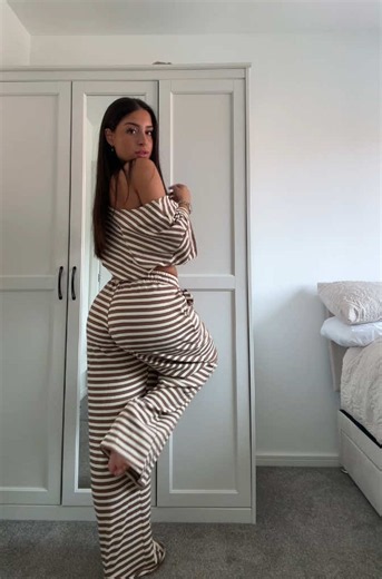 I’m 5’3 wearing a size small xx