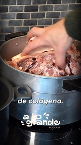 2.1M views · 41K reactions | Tomar caldo de hueso es como beber colágeno líquido. Añade un chorrito de vinagre de manzana para hacerlo más rico en calcio.  Para descubrir más tips en el episodio, clcik aquí para verlo completo: https://youtu.be/tAgej0sZUtM #alograndepodcast #mariangamboa #foodgreenmood #nutricionintegrativa #saludnatural #longevidadsaludable #alimentacionsaludable | A lo Grande Podcast | Facebook