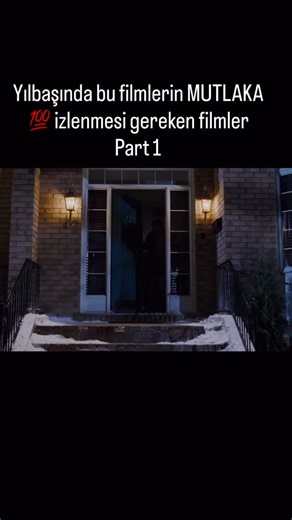 FılmShotofficial on Instagram: "The Santa Clause serisi, Noel ruhunu modern bir masalla birleştirerek hem çocuklara hem yetişkinlere unutulmaz bir yolculuk sunuyor. Scott Calvin, bir yılbaşı gecesi tamamen istemeden Noel Baba’nın yerine geçmek zorunda kalınca, hayatı bir anda sihir, kaos ve komediyle dolu bir maceraya dönüşüyor. Zamanla, Scott sadece kırmızı kostümü değil; sorumluluğu, sevgiyi ve gerçek “Noel ruhu”nu da taşıması gerektiğini öğreniyor. Seri boyunca hem kahkahalar hem duygu dolu a