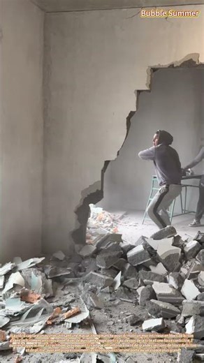 Démolition de Mur : Abattage de Cloisons en Blocs de Béton à la Masse