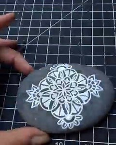 Mandala Stone Art Painting (by Rebecca Loechler Art) More news : Like Fubiz on Facebook | Fubiz