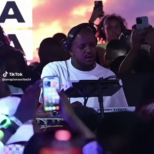 Kabza De Small LIVE AT MEZONOIR KAMPALA 2025 playing #abafana by #kelvinmomo #kabzadesmall #thatohatsi #amapianovibes