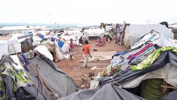 DRC: Tens of thousands flee fighting to overcrowded refugee camp in Burundi