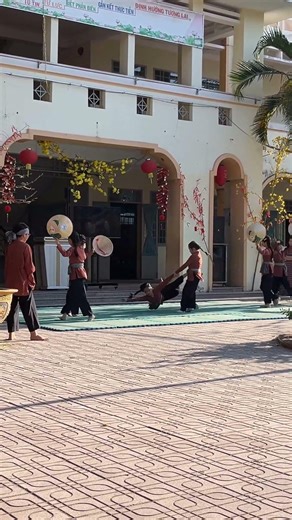 Múa Đất Rừng Phương Nam Và Cái Kết Khiến Cả Sân Trường Vỡ Òa #shorts | Hạnh Phúc Mỗi Ngày