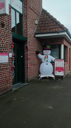 18K views · 124 reactions | [ Ouvert tous les dimanches ] La magie de Noël s'est installée dans votre boutique ❄️ Un 8 ème Noël à vos côtés ! En espérant encore de nombreux sapins remplis de cadeaux @lacommodedelouise ❄️ MA Vitrine En Peinture | La Commode de Louise | Facebook