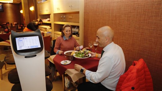 Así es 'Bellabot', el robot camarero que hace prácticas en Oviedo
