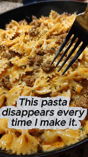 quotidian recipes on Instagram: "Garlic Butter Beef Bowtie Pasta in Creamy Parmesan Sauce Rich, garlicky, and lusciously creamy—this bowtie pasta dish features tender ground beef in a buttery Parmesan sauce that’s pure comfort in every bite. Perfect for a quick dinner or a cozy Christmas casserole side. Ingredients: 1 lb (450g) ground beef 12 oz (340g) bowtie (farfalle) pasta 3 tbsp butter, divided 4 cloves garlic, minced 2 tbsp all-purpose flour 1 ½ cups milk ½ cup heavy cream 1 cup grated Parm