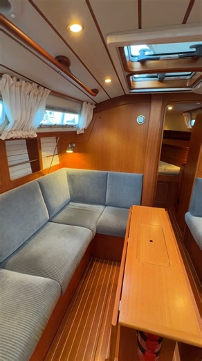 This well-maintained 2011 𝗛𝗮𝗹𝗹𝗯𝗲𝗿𝗴-𝗥𝗮𝘀𝘀𝘆 𝟯𝟭𝟬 showcases the yard’s renowned quality. With her solid build, teak interior, modern instruments, and efficient sail plan, she’s a safe and comfortable cruiser—ready for many more years on the water. | De Valk Yacht Brokers