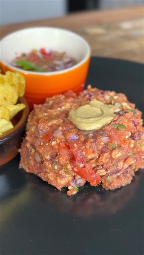 A lire : [analyse recette👇] Même chez certains chefs étoilés, on reste souvent coincé dans le cliché « végétal = légumes ». Résultat : des plats peu rassasiants, sans mâche, sans texture… Et trop chers par rapport aux matières premières utilisées… Qui entretiennent l’idée que le végétal, c’est pas la régalade. (Parenthèse) 🔁 Pour encourager les restaurateurs à proposer plus de végétal dans leur carte Aidez moi à faire passer le message en mettant cette vidéo en « repost » (on continue) 🌱 Pour