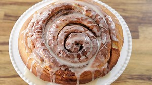 3.1K views · 63 reactions | Giant Cinnamon Roll Cake. Full recipe here: https://www.thecookingfoodie.com/recipe/Cinnamon-Roll-Cake--Giant-Cinnamon-Roll-Recipe | The Cooking Foodie | Facebook