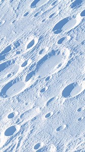 While zooming in on the Moon during observation, a small mysterious object was captured near the Moon surface. 🌕 It may look strange, but science provides logical explanations. According to NASA, such objects are usually satellites, space debris, distant objects passing in front of the Moon, or visual effects caused by zoom, focus, and lighting. Because the Moon has no atmosphere, even tiny objects can appear sharp and confusing. Changes in camera zoom and perspective can easily make normal spa