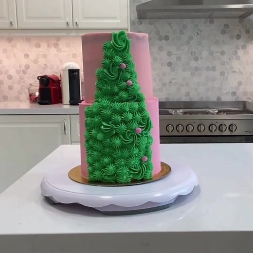 Cascading Christmas tree cake #cake #christmascake #foryou #cakes #cakedecorating #dubai #lebanon