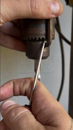 How to loosen a drill chuck without the key A quick technique that gets. #USA #WorkshopHack #ProTip