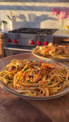 Shrimp scampi linguine✨ My debut cookbook Maxi’s Kitchen is available for pre-order now. Link in bio 🤍. Lemon Breadcrumbs:▪️1 Tbsp Butter▪️3/4 Cup Panko Breadcrumbs▪️1 Pinch Kosher Salt▪️Zest of 1 Lemon▪️ Pasta:▪️1 lb. Linguine▪️1 lb. Large Shrimp, peeled and deveined (tails on)▪️Kosher Salt▪️Freshly Ground Black Pepper▪️2 Tbsp Olive Oil▪️6 Tbsp Butter, divided▪️6 Large Cloves Garlic, finely chopped▪️1/4 tsp Red Pepper Flakes▪️1/2 Cup Dry White Wine▪️Juice of 1 Lemon▪️1/3 Cup Chopped Fresh Pars