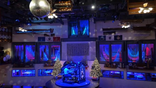 The organ performance at OSP starts 30 minutes after we open daily and continues until our posted closing time. Each hour, the organists perform for 40 - 45 minutes, with 10-15 minute breaks in between each musical set. Want more info? Go to www.organstoppizza.com | Organ Stop Pizza