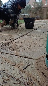 Re pointing an old patio using easy joint stone grey #landscaping #gardendiy #easyjoint #pointing