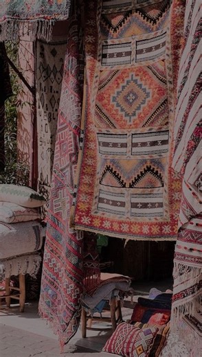 Umm Hilaal 🎀 on Instagram‎: "Je pense qu’on est la dernière génération à avoir connu des grands-mères comme ça. Des femmes simples, vraies, profondément belles. Elles avançaient avec patience, portaient beaucoup sans jamais faire de bruit. Elles avaient cette douce force, ce courage silencieux et cette beauté qui ne cherchait pas à être vue. Leur vie était faite de gestes répétés, d’amour discret, de valeurs transmises sans discours. Parfois, quand elle n’a plus rien à faire, son unique activit