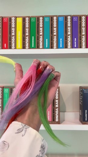 Hayley Williams Hair Dye and Nail Tutorial